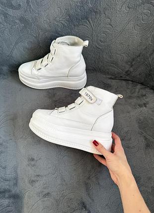 Білі шкіряні жіночі черевики на платформі 35 розмір легенькі осінні ботінки