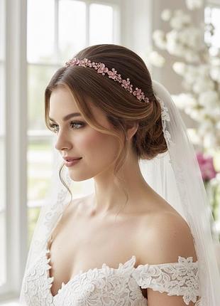 Гілочка у зачіску у рожевому кольорі