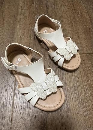 Босоніжки на дівчинку з метеликами