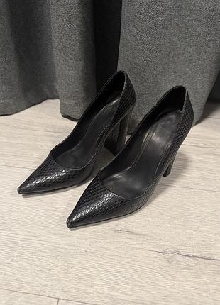 Чорні туфлі-човники на масивному підборі