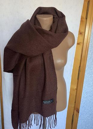 Вовняний шарф-палантин коричневого кольору.
