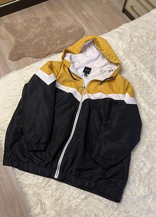 Ветровка унисекс на флисе с капюшоном стильная теплая на замке