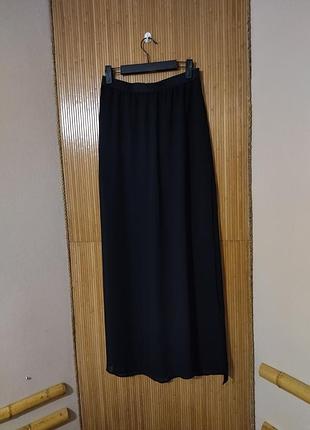 Чорна спідниця з двома розрізами