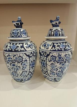 Антикварные вазы с крышкой delft,