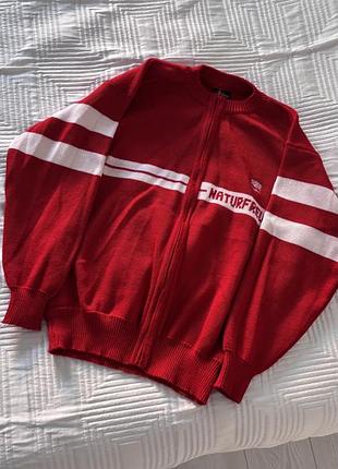 Обʼємний червоний светр на замку