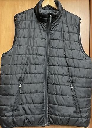 Брендовая теплая легкая жилетка с карманами на замок