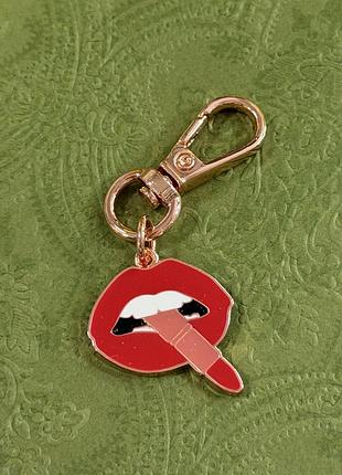 Шарм брелок підвіс charlotte tilbury помада і губи