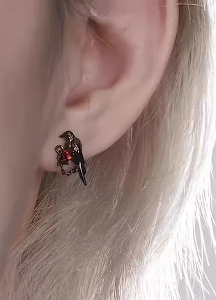 Темные с красным серьги-ворон 5