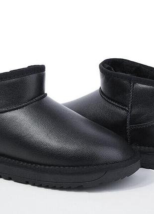 Короткие черные угги из натуральной кожи