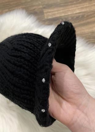 Шапка в’язана з козирьком