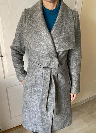 Стильне жіноче пальто. містить в своєму складі 70% вовни. розмір 38/m/46