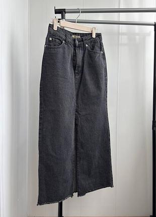 Стильная джинсовая юбка-миди с разрезом