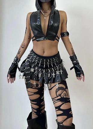 Кожаный кроп топ,топик под кожу с капюшоном,с вырезами,готический,y2k
