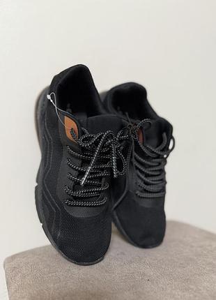 Кросівки з дефектом