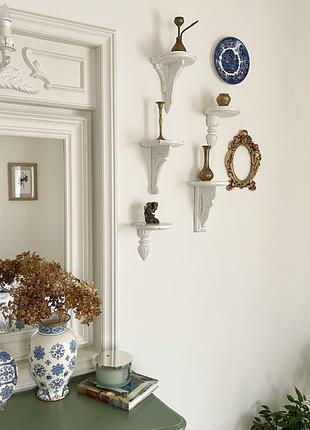 Деревʼяна полка-консоль у білому вінтажному стилі.