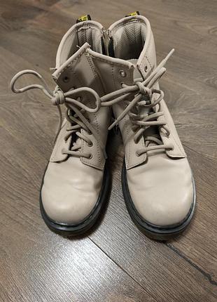 Бежевые шапочки dr.martens