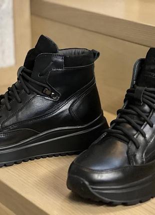 Шкіряні кросівки , на овчині розмір 37