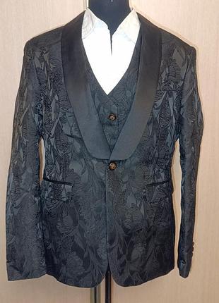 Ошатний смокмнг піджак і жилет.