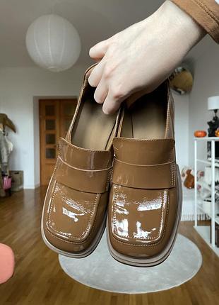 Лаковані шкіряні лофери estro