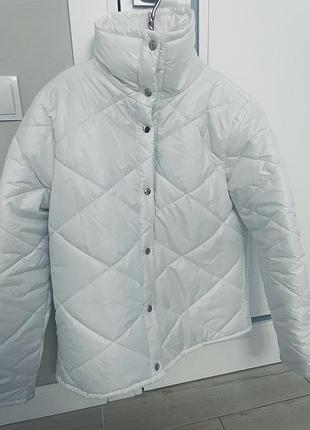 Демісезонна жіноча біла куртка без капюшона