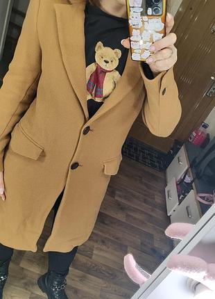 Бежевое пальто прямого кроя от zara