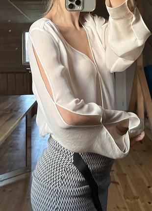 Жіноча aтласна блуза guess із запахом, айворі, розмір l, оригінал