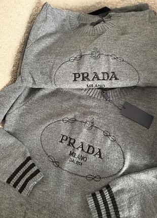 Теплий сірий светр прада prada з надписом 4