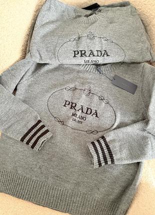 Теплий сірий светр прада prada з надписом 5