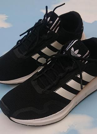 Кросівки від adidas originals