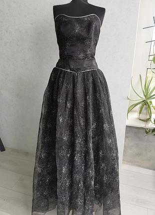 Яскрава вечірня сукня