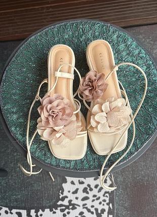 Босоножки на завязках с цветами, маленький каблук