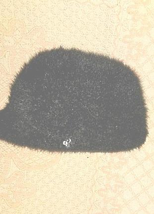 Пуховая плотная на подкладке шапочка-жокейка с маленьким козырьком, на 54-56размер