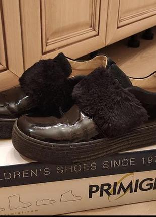 Красивые лаковые (натуральная кожа) чёрные ботинки для девочки можно в школу 34 размера стелька 21 см