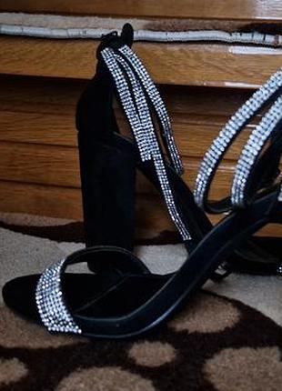 Замшевые сандалии с каблуком 38 размер