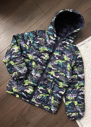 Зимня куртка для хлопчика 9 10 років з капюшоном на замочку блискавці дута легка камуфляж зима