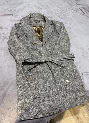 Пальто дуже якісне  і зручне як на работу так і на свята
