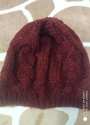 Шапка в'язана на холодну дуже.