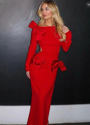 Нарядное красное платье с атласными бантами