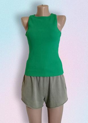 Майка женская, в рубчик, зелёного цвета.