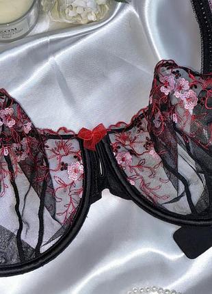 Неймовірно  красивий бюстгальтер з вишитими філіжанками primark