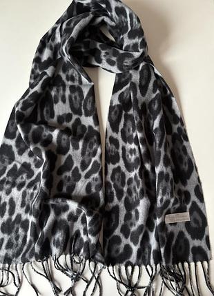 Серый шарф с принтом
