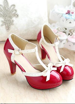 Вінтажні туфлі в ретро стилі