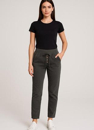 Штани в стилі casual/джогери на еластичному поясі.