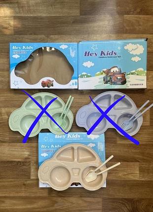 Набір дитячого посуду. тарілка з приборами. бежева