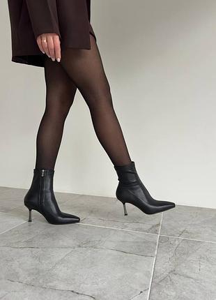 Черные короткие сапожки, подчеркивающие линию ноги и придающие образу тот же акцент.
базовая пара, которая всегда выглядит безупречно. 🖤