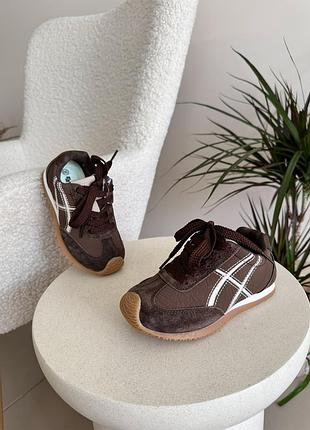 Стильные кроссовки