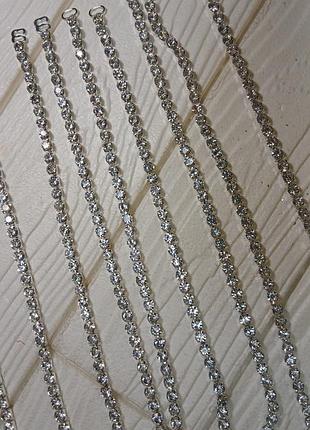 Швейна фурнітура-кам'яні коннектори.