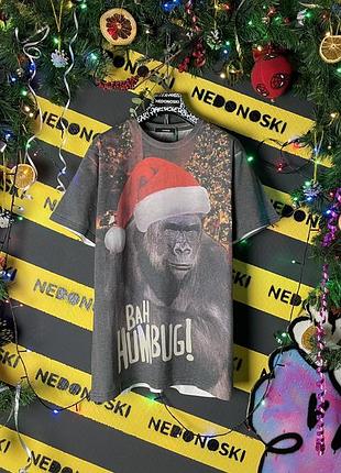 Новорічна різдвяна футболка з принтом мавпа в шапці