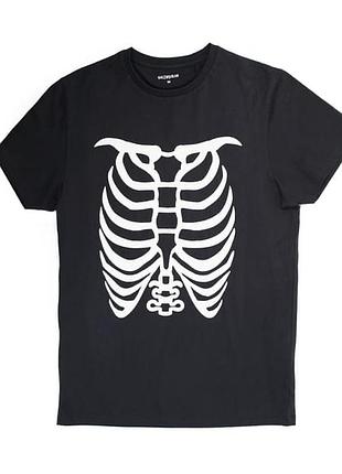 Чорна чоловіча футболка з принтом грудної клітки скелета
