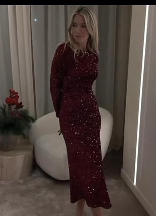 Жінояа приваблива нарядна сукня в паєтках
